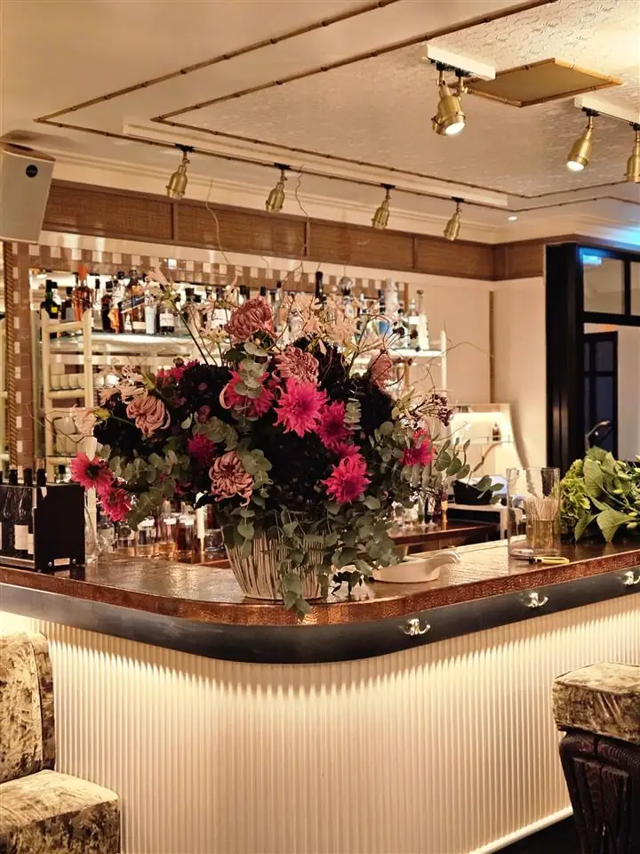 Statement arrangement on a hotel bar